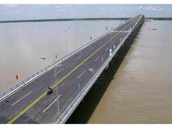 Co Chien Bridge connects Ben Tre with Tra Vinh province in the Mekong Delta (Photo: SGGP)